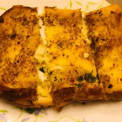 A picture of Cheesy garlic bread.