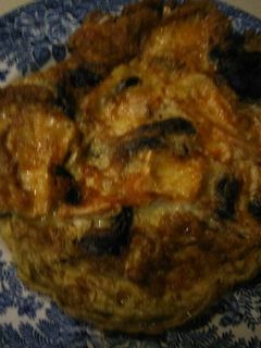 Una foto de Tortilla de brie con ajo negro