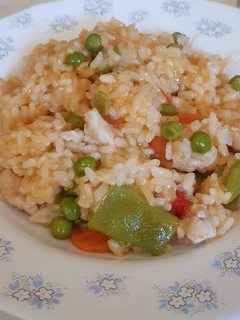 Una foto de Arroz con pollo y verduras