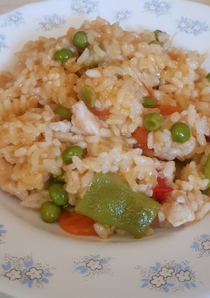 Una foto de Arroz con pollo y verduras