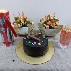 A picture of Chocolate kitkat cake.