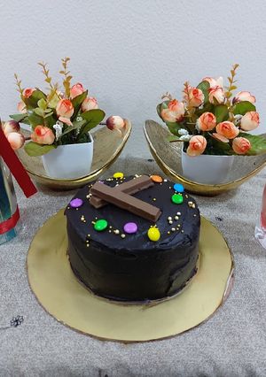 A picture of Chocolate kitkat cake.