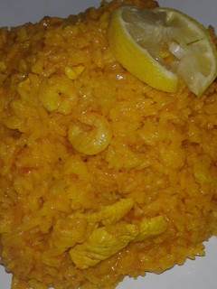 Una foto de Paella con pollo y gambas 🍺
