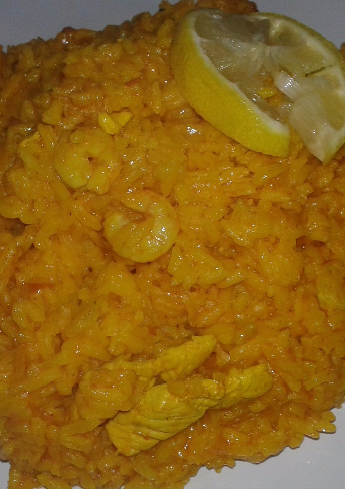 Una foto de Paella con pollo y gambas 🍺