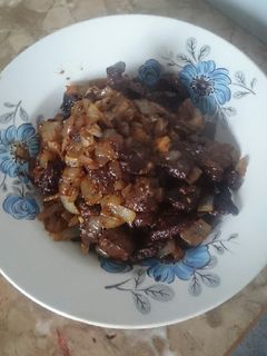Una foto de Carne de res con cebolla caramelizada
