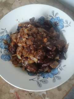 Una foto de Carne de res con cebolla caramelizada