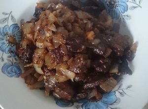 Foto principal de Carne de res con cebolla caramelizada