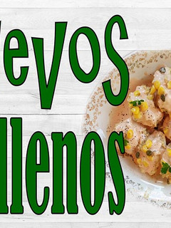Una foto de Huevos rellenos de atún, aguacate y salsa rosa