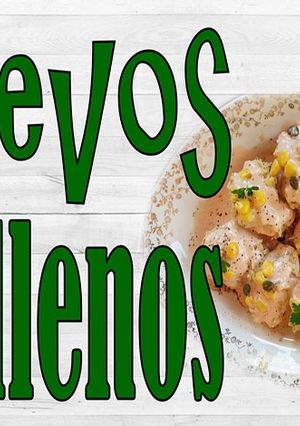 Una foto de Huevos rellenos de atún, aguacate y salsa rosa