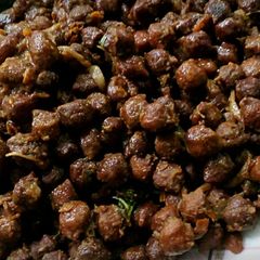 A picture of Kale chane masala (side dish).