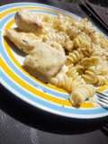 Espirales con pollo apanado y salsa de queso