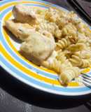 Espirales con pollo apanado y salsa de queso