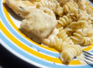 Una foto de Espirales con pollo apanado y salsa de queso