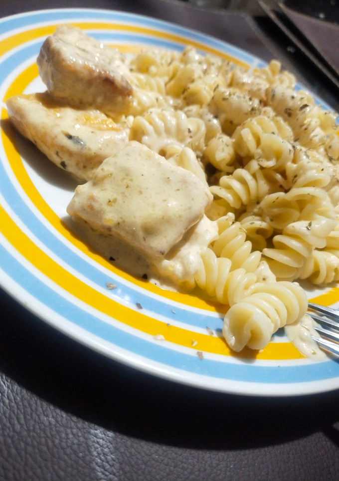 Una foto de Espirales con pollo apanado y salsa de queso