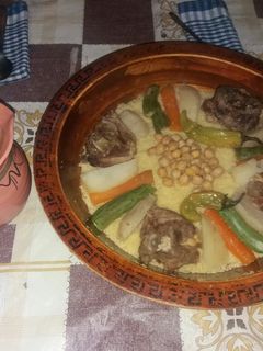 صورة لوصفة كسكس مرقة بيضاء برقبة الخروف (اللحمة)