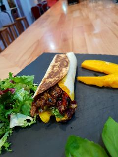 Una foto de Burrito de Presa Ibérica y mango