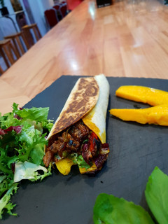 Una foto de Burrito de Presa Ibérica y mango