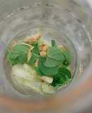Gin tonic casero (jugo de hierbas (menta, jengibre, pepino etc)