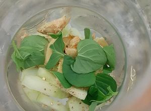 Una foto de Gin tonic casero (jugo de hierbas (menta, jengibre, pepino etc)