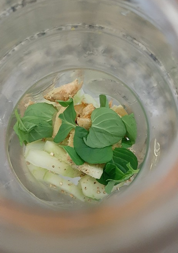 Una foto de Gin tonic casero (jugo de hierbas (menta, jengibre, pepino etc)