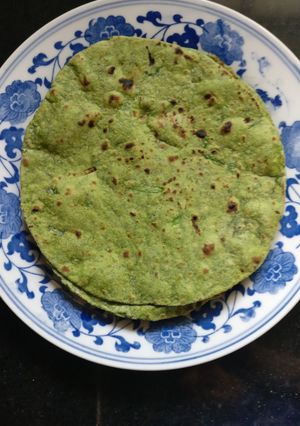 पालक की रोटी (palak ki roti recipe in Hindi) रेसिपी मुख्य फोटो