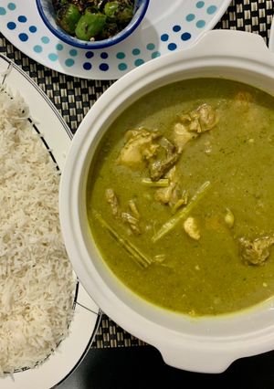 A picture of Sohanjana and chicken in coconut green curry.