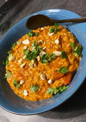 Une photo de Risotto al pesto rosso