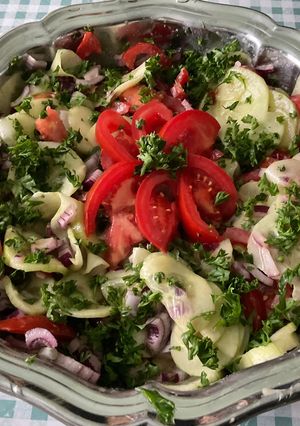 Une photo de Salade de tomates et concombre à l’oignon rouge et persil