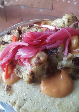 Una foto de Tacos🌮 de coliflor frito...🤔