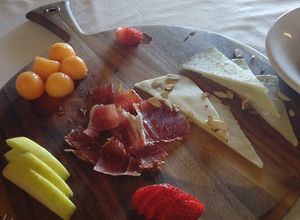 Una foto de Ensalada con higos y crujientes de jamón serrano