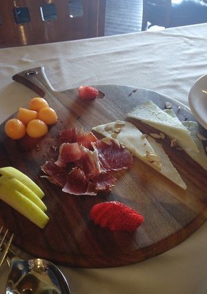 Una foto de Ensalada con higos y crujientes de jamón serrano