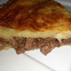 A picture of Steak and kidney pie.