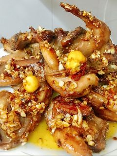 Hình của món Chim Cút chiên bơ.