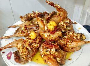 Hình của món Chim Cút chiên bơ.