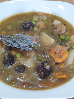 Una foto de Magra guisada con patatas, verduras y setas de temporada