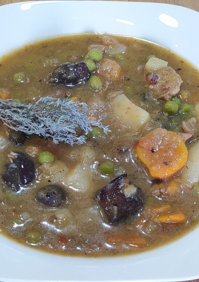 Una foto de Magra guisada con patatas, verduras y setas de temporada