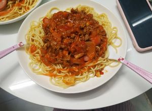 Hình của món Mỳ ý bò bằm xúc xích.