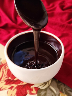 Una foto de 🍫Salsa de chocolate para postres, helados y flanes 🍫 3 minutos, 3 ingredientes 🍫 Fácil y rendidor