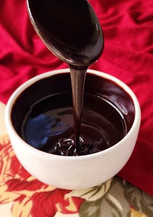 Una foto de 🍫Salsa de chocolate para postres, helados y flanes 🍫 3 minutos, 3 ingredientes 🍫 Fácil y rendidor