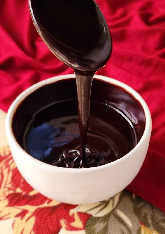 Una foto de 🍫Salsa de chocolate para postres, helados y flanes 🍫 3 minutos, 3 ingredientes 🍫 Fácil y rendidor