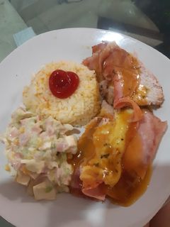Una foto de Lomo de cerdo al horno con ensalada tropical y arroz de zanahoria