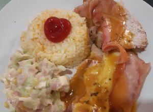 Una foto de Lomo de cerdo al horno con ensalada tropical y arroz de zanahoria