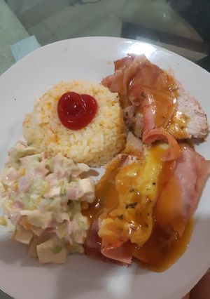 Una foto de Lomo de cerdo al horno con ensalada tropical y arroz de zanahoria