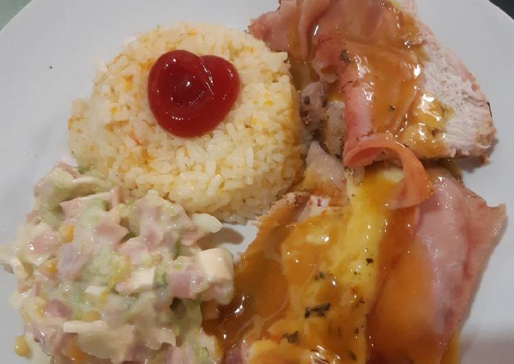 Lomo de cerdo al horno con ensalada tropical y arroz de zanahoria