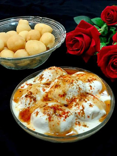 इंस्टेंट दही भल्ला ‌चाट (Instant Dahi Bhalla chaat recipe in Hindi) रेसिपी मुख्य फोटो