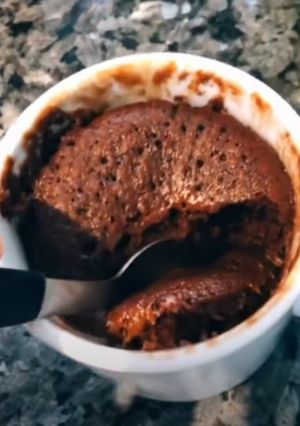 Una foto de Torta de chocolate en taza