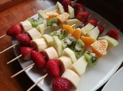 Una foto de kiwi brochetas