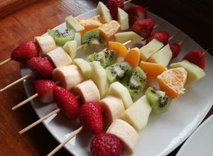 Una foto de Brochetas de frutas