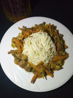 Taliya da miyar kayan lambu ainihin hoton girkin