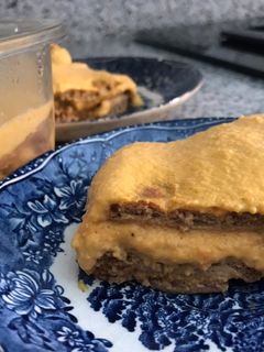Una foto de Tarta de zanahoria con galletas y chocolate blanco